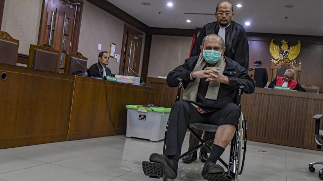 Terdakwa Kasus Dugaan Rencana Pembunuhan Terhadap Empat Pejabat Tinggi Negara Kivlan Zen meninggalkan ruangan usai sidang lanjutan di Pengadilan Negeri Jakarta Pusat, Jakarta, Rabu (18/12). [ANTARA FOTO/Muhammad Adimaja]