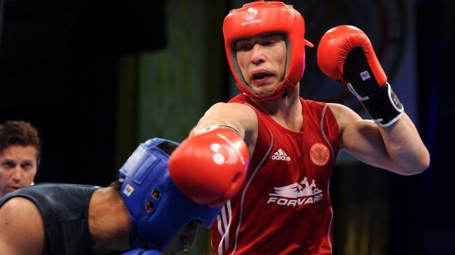 Petinju Rusia, Alexander Besputin (kanan), menghadapi Arajik Marutjan (Jerman) dalam final kelas 69 kg Kejuaraan Tinju Amatir Eropa 2013 di Minsk, Belarusia, Sabtu (8/6/2013). [AFP/Viktor Drachev]