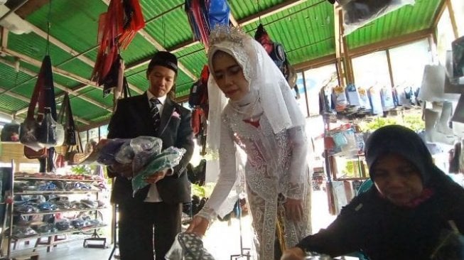 Salut, Usai Ijab Pengantin Baru di Kulon Progo Ini Sedekah Sandal ke Masjid