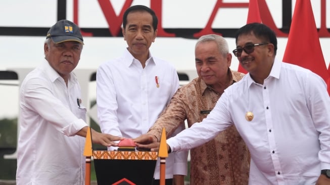 Presiden Joko Widodo saat meresmikan Tempat Pemrosesan Akhir (TPA) Sampah Manggar di Balikpapan, Kalimantan Timur, Rabu (18/12). [ANTARA FOTO/Akbar Nugroho Gumay]