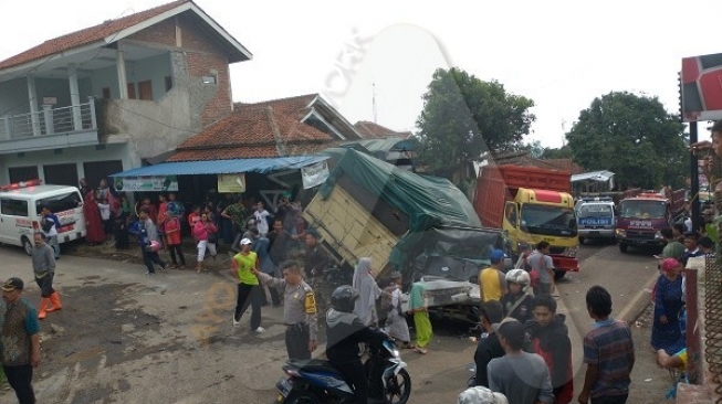 Brak Kecelakaan  Maut Beruntun di Bandung Truk  Ayam  Lawan 