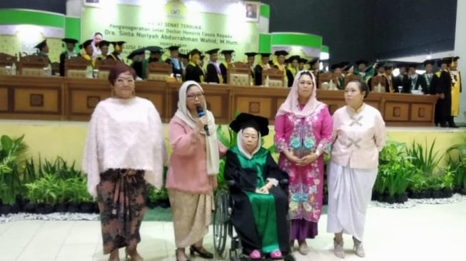 Jadi Pejuang Inklusi, Istri Mendiang Gus Dur Raih Doktor Honoris Causa