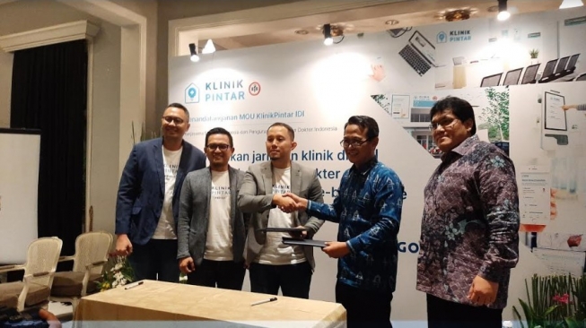 Harya Bimo selaku CEO Medigo dan dr. Daeng M. Faqih, S.H., M.H. Menandatangani MOU Medigo dan IDI. (Suara.com/Vessy Frizona)