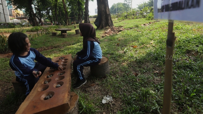 Sejumlah warga beraktivitas di Taman Tomang Rawa Kepa, Jakarta Barat, Rabu (18/12).[Suara.com/Angga Budhiyanto]