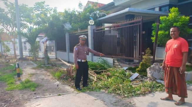 Ngantuk, Truk Box Pos Indonesia Seruduk Pagar Rumah Warga Hingga Roboh