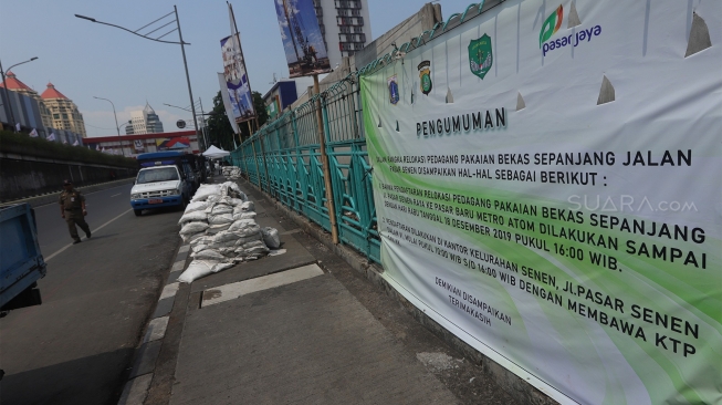 Personel Satuan Polisi Pamong Praja (Satpol PP) berjaga di trotoar Jalan Stasiun Pasar Senen, Jakarta Pusat, Rabu (18/12). [Suara.com/Angga Budhiyanto]