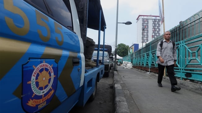 Personel Satuan Polisi Pamong Praja (Satpol PP) berjaga di trotoar Jalan Stasiun Pasar Senen, Jakarta Pusat, Rabu (18/12). [Suara.com/Angga Budhiyanto]