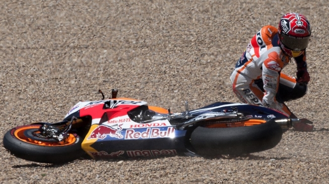 Pebalap andalan Repsol Honda, Marc Marquez, terjatuh pada sesi latihan bebas keempat MotoGP Spanyol di Sirkuit Jerez, Sabtu (2/5/2015). [AFP/Jorge Guerrero]