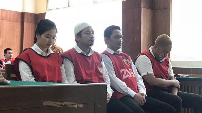 Zul Zivilia (mengenakan peci putih) saat mendengarkan vonis dari majelis hakim di Pengadilan Negeri Jakarta Utara, Rabu (18/12/2019). [Sumarni/Suara.com]