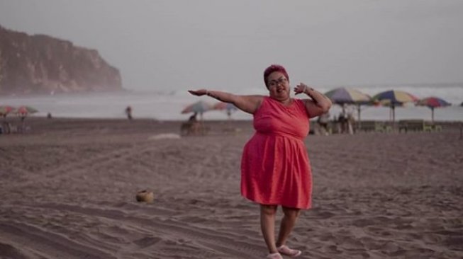 Foto di Pantai, Caption Foto Bude Sumiyati Ini Mak Jleb Banget