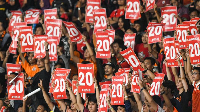 Suporter Persija Jakarta membentangkan poster bertuliskan nomor punggung Bambang Pamungkas saat melawan Persebaya Surabaya dalam lanjutan Liga-1 Indonesia di Stadion Utama Gelora Bung Karno (GBK), Jakarta, Selasa (17/12). [ANTARA FOTO/M Risyal Hidayat]