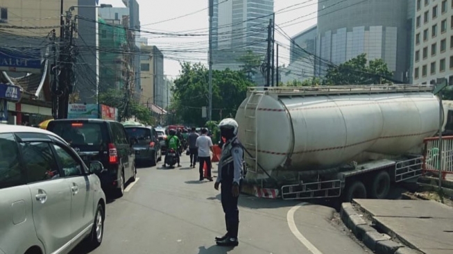 Sebuah truk secara tiba-tiba terperosok di dekat mal Thamrin City, Thamrin, Jakarta Pusat. (instagram @jktinfo/istimewa)