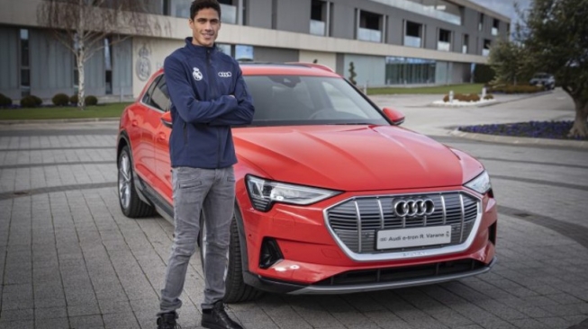 Raphael Varane, pesepakbola Real Madrid yang memilih SUV Audi E-Tron [Carscoops].