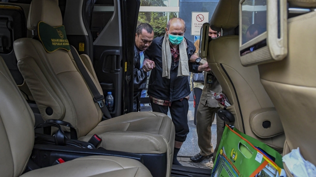 Terdakwa Kasus Dugaan Rencana Pembunuhan Terhadap Empat Pejabat Tinggi Negara Kivlan Zen memasuki mobil tahanan usai sidang lanjutan di Pengadilan Negeri Jakarta Pusat, Jakarta, Rabu (18/12). [ANTARA FOTO/Muhammad Adimaja]