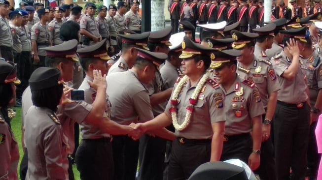 Kapolda DIY baru Irjen Pol Asep Suhendar memberi salam kepada sejumlah anggota Polda DI Yogyakarta dalam penyambutan kapolda baru di Mapolda setempat, Rabu (18/12/2019). - (SUARA/Baktora)