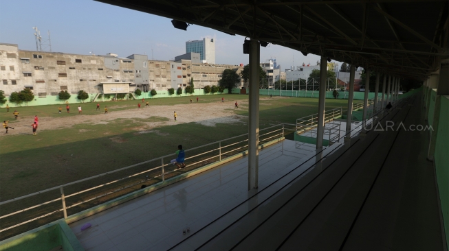 Sejumlah warga berlatih sepak bola di Stadion Voetbalbond Indonesia Jacatra (VIJ), Jakarta, Rabu (18/12). [Suara.com/Angga Budhiyanto]