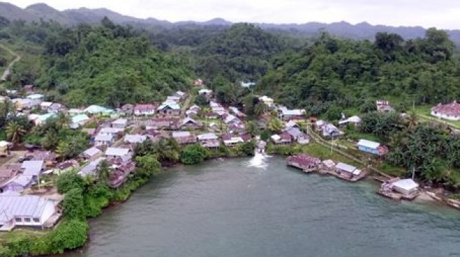 Lanskap desa Balayon di kecamatan Liang, Banggai Kepulauan, Sulawesi Tengah, Indonesia dengan latar hutan pegunungan di ekosistem karst - VOAIndonesia (Foto: Ichonk/ Perkumpulan Salanggar)