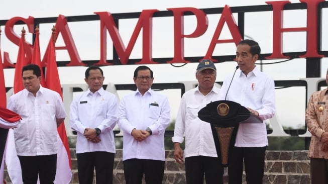 Presiden Joko Widodo saat meresmikan Tempat Pemrosesan Akhir (TPA) Sampah Manggar di Balikpapan, Kalimantan Timur, Rabu (18/12). [ANTARA FOTO/Akbar Nugroho Gumay]