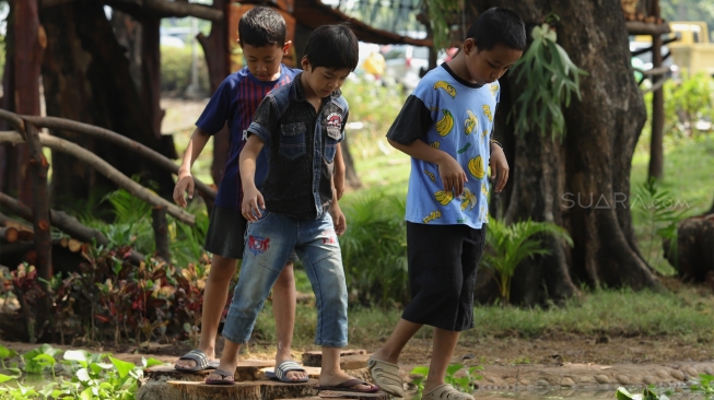 Sejumlah warga beraktivitas di Taman Tomang Rawa Kepa, Jakarta Barat, Rabu (18/12).[Suara.com/Angga Budhiyanto]