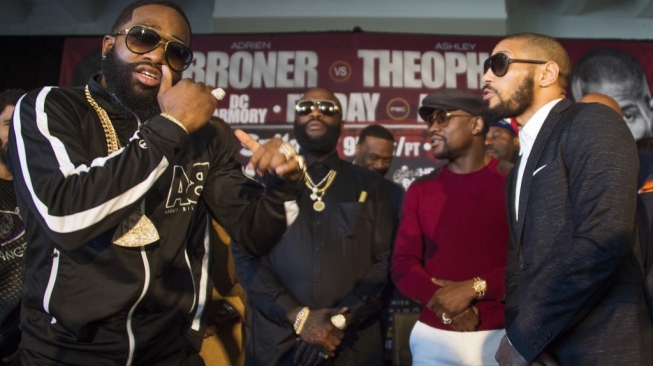 Mantan juara dunia tinju kelas ringan super WBA, Adrien Broner (kiri), dalam konferensi pers jelang pertaruangan melawan Ashley Theophane (kanan) di Washington DC, AS, Senin (29/2/2016). [AFP/Jim Watson]