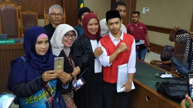 Terdakwa Dede Luthfi Alfiandi (20) bersama tim kuasa hukum usai menjalani sidang di PN Jakpus. (Suara.com/Stephanus Aranditio).