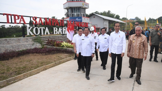 Presiden Joko Widodo saat meresmikan Tempat Pemrosesan Akhir (TPA) Sampah Manggar di Balikpapan, Kalimantan Timur, Rabu (18/12). [ANTARA FOTO/Akbar Nugroho Gumay]