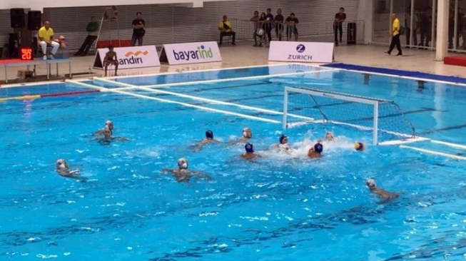 Pertandingan final polo air putra DKI Jakarta melawan Jawa Barat pada Indonesia Open Aquatic Championship (IOAC) 2019 di Stadion Akuatik Gelora Bung Karno, Jakarta, Selasa (17/12). [Antara/Shofi Ayudiana]