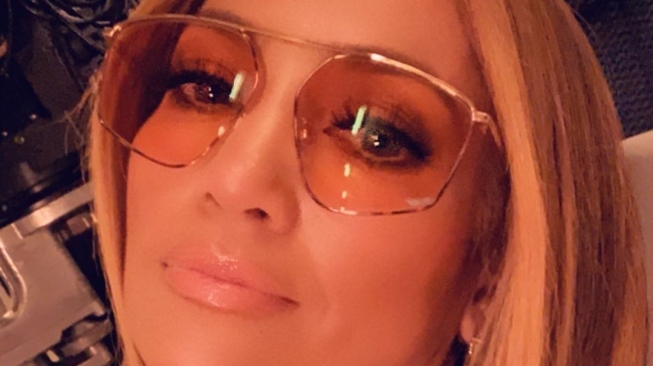 Jennifer Lopez Unggah Foto Tanpa Makeup, Kulitnya Bikin Iri