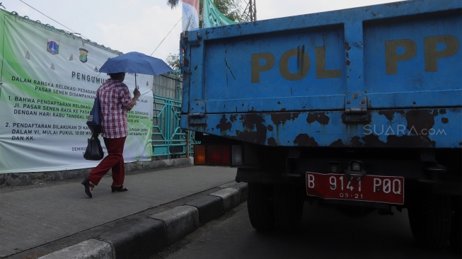 Personel Satuan Polisi Pamong Praja (Satpol PP) berjaga di trotoar Jalan Stasiun Pasar Senen, Jakarta Pusat, Rabu (18/12). [Suara.com/Angga Budhiyanto]