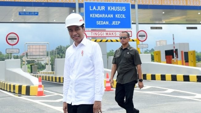 Presiden Jokowi Resmikan Jalan Tol Pertama Di Kalimantan