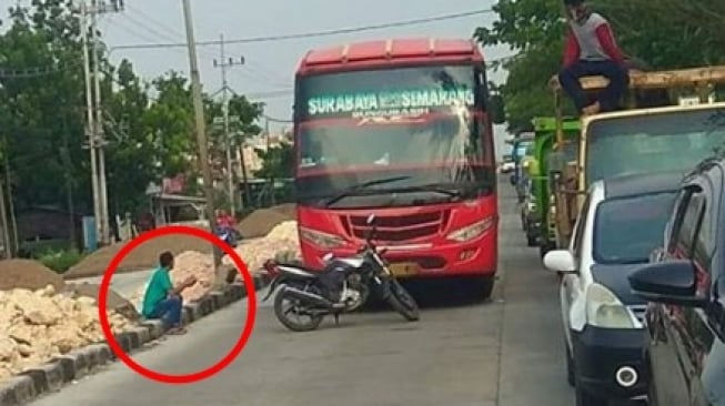 Nekat Lawan Arus dan Dihadang Pakai Motor, Bus Ini Malah Ditinggal Nyantai