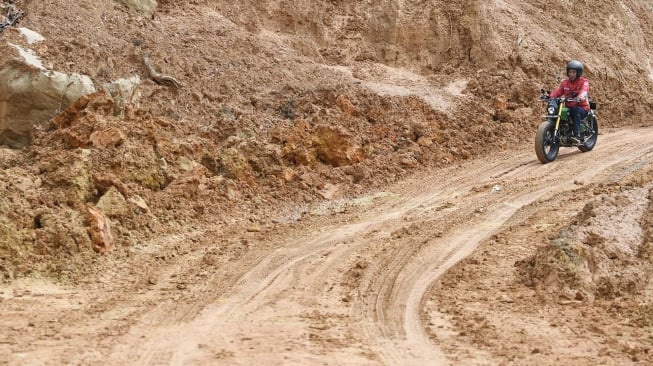 Presiden Joko Widodo mengendarai motor Copper melintasi jalan Trans Kalimantan di Kecamatan Krayan, Kabupaten Nunukan, Kalimantan Utara, Kamis (19/12). [ANTARA FOTO/Puspa Perwitasari]