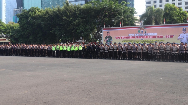 Anggota kepolisian dan TNI mengikuti apel gabungan operasi Lilin Jaya 2019 di Lapangan Promoter Ditlantas Polda Metro Jaya, Kamis (19/12).  [Suara.com/Alfian Winanto]
