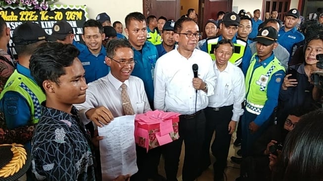 Rektor Universitas Gadjah Mada (UGM) Panut Mulyono menunjukkan kesepakatan tertulis untuk segera mengesahkan Peraturan Rektor tentang PPKS di Gedung Grha Sabha Pramana, Kamis (19/12/2019). - (SUARA/Baktora)