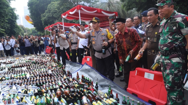 Kapolda Metro Jaya Inspektur Jendral Gatot Eddy Pramono dan Pangdam Jaya Mayjen TNI Eko Margiyono saat memusnahkan barang bukti miras di Polda Metro Jaya, Jakarta, Kamis (19/12). [Suara.com/Alfian Winanto]
