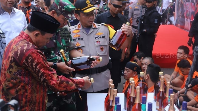 Kapolda Metro Jaya Inspektugr Jendral Gatot Eddy Pramono (kiri) dan Pangdam Jaya Mayjen TNI Eko Margiyono (kanan) meninjau barang bukti. [Suara.com/Alfian Winanto]
