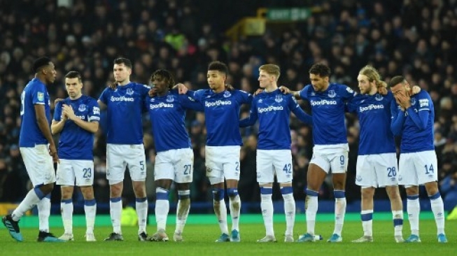 Pemain Everton saling mendukung saat menjalani drama adu penalti di babak perempat final Piala Liga Inggris kontra Leicester City di Goodison Park, Kamis (19/12/2019). [AFP]