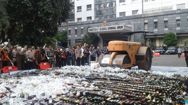 Polda Metro Musnahkan 2 Kuintal Ganja dan Ribuan Botol Miras Hasil Operasi