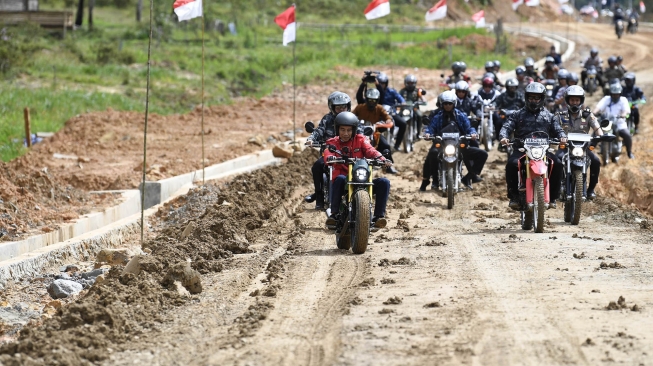 Presiden Joko Widodo mengendarai motor  chopper Kawasaki W175 melintasi jalan Trans Kalimantan di Kecamatan Krayan, Kabupaten Nunukan, Kalimantan Utara, Kamis (19/12). [ANTARA FOTO/Puspa Perwitasari]