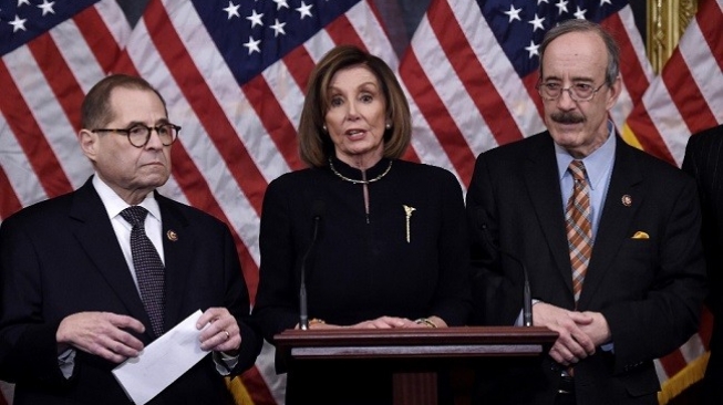 Ketua DPR Amerika Serikat Nancy Pelosi (tengah) dan Ketua Dewan Peradilan Jerry Nadler (kiri) mengadakan konferensi pers setelah DPR meloloskan Resolusi 755, Artikel tentang pemakzulan terhadap Presiden Donald Trump, di US Capitol di Washington, DC, pada 18 Desember 2019. (Foto: Olivier Douliery / AFP)