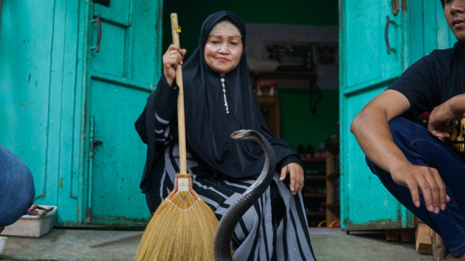 Kisah Iin, Ibu Rumah Tangga yang Hidup Bersama Ratusan Ular di Rumahnya