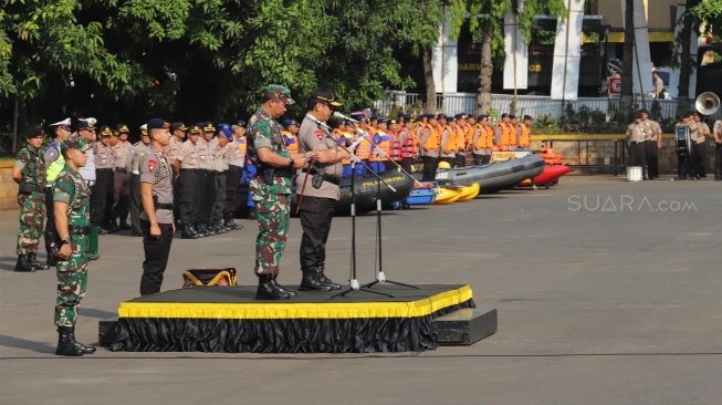 Kapolda Metro Jaya Irjen Pol Gatot Eddy Pramono bersama Pangdam Jaya/Jayakarta Mayjen TNI Eko Margiyono (kedua kiri) memimpin pasukan dalam apel gelar pasukan Ops Kepolisian Terpusat Lilin Jaya 2019 di Lapangan Polda Metro Jaya, Jakarta, Kamis (19/12). [Suara.com/Alfian Winanto]

