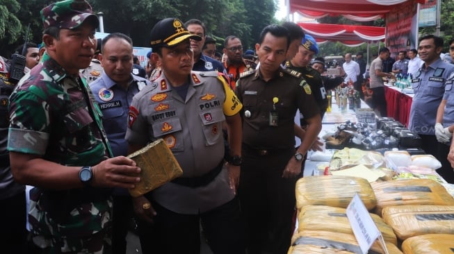 Kapolda Metro Jaya Inspektur Jendral Gatot Eddy Pramono (kanan) dan Pangdam Jaya Mayjen TNI Eko Margiyono (kiri) meninjau barang bukti paket ganja. [Suara.com/Alfian Winanto]