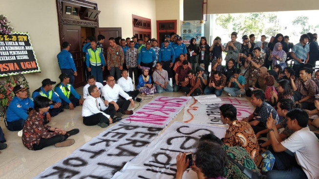 Rektor Universitas Gadjah Mada (UGM) Panut Mulyono beserta jaajran rektorat dan puluhan anggota Aliansi Mahasiswa UGM melakukan mediasi di depan ruang transit gedung Grha Sabha Pramana, Kamis (19/12/2019). - (SUARA/Baktora)