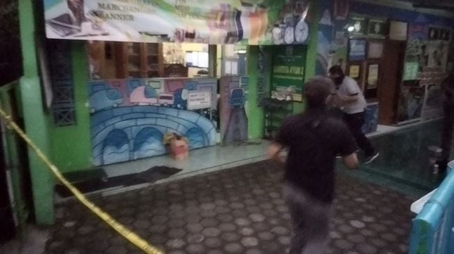 Petugas Kepolisian menggeledah dan memgamankan sejumlah barang di rumah terduga teroris di Dusun Kutu Wates, Desa Sinduadi, Kecamatan Mlati, Kabupaten Sleman, Jumat (20/12/2019). [Suara.com/Ilham Baktora]