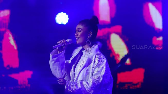 Agnez Mo tampil pada gelaran konser bertajuk 'Agnez Mo Christmas Concert The Greatest Love' di Studio Emtek City, Jakarta Barat, Kamis (19/12). [Suara.com/Angga Budhiyanto]