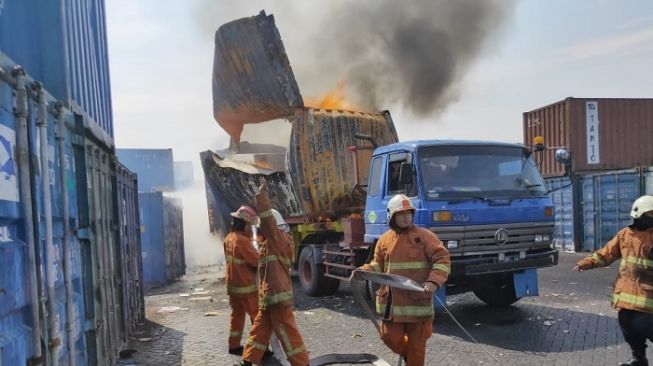 Truk kontainer pengangkut lem merek Fox meledak d Depo Tanto, Jalan Tanjung Emas No 1 Surabaya, Jumat (20/12/2019). (Istimewa).