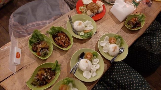 Lezatnya Santap Makan Malam di Lereng Anteng, Kawasan Punclut Bandung