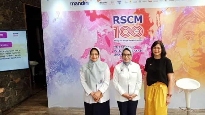 Direktur RSCM, dr Lies Dina Liastuti, SpJP(K), tengah dan rekan. (Dok RSCM)