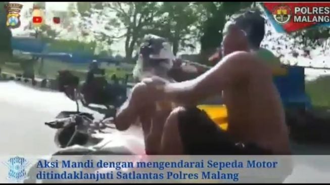 Setelah Cewek Seksi, Giliran Pemuda Telanjang Dada Mandi Sambil Berkendara